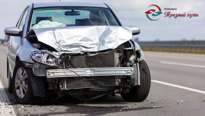 Автомобиль с помятым передом